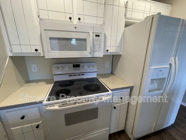 Building Photo - 2121 Lonnie Ln