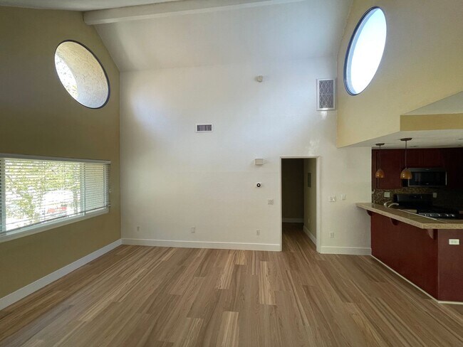 Building Photo - 325 N Melrose Dr