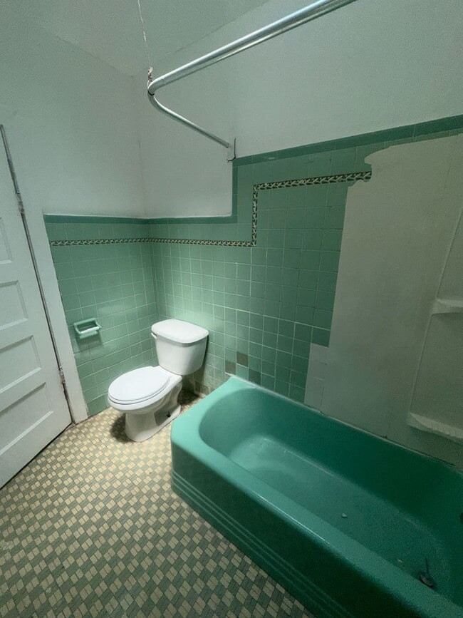 Building Photo - 3 bedrooms / 1 full bathrooms  renovated i...