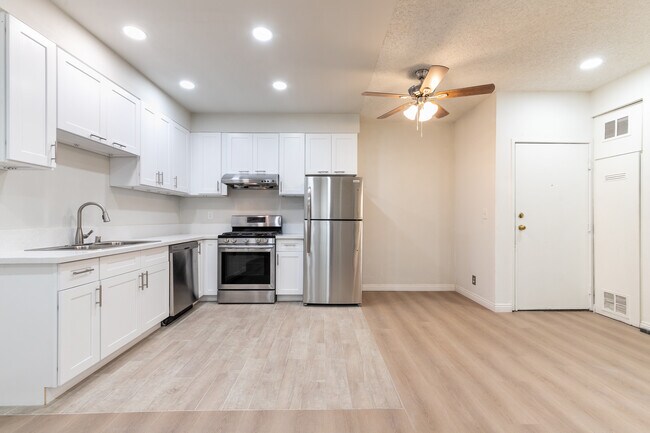 Building Photo - 1138 Grand View S St