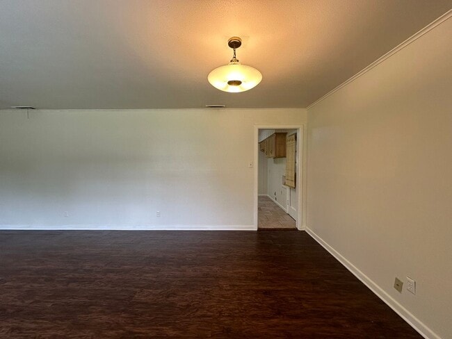 Building Photo - 2725 Tanglewood Dr