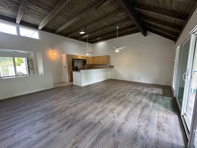 Building Photo - Upgraded 3 bedroom/2 bath townhome at Yach...