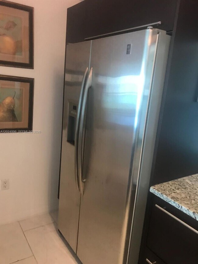Building Photo - 950 Brickell Bay Dr