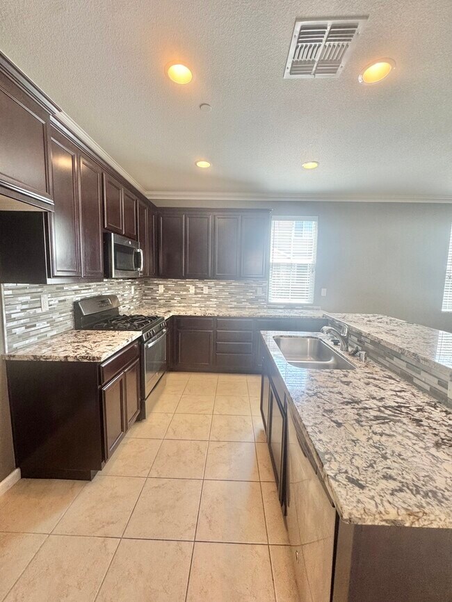 Building Photo - 72 Crystalwood Cir