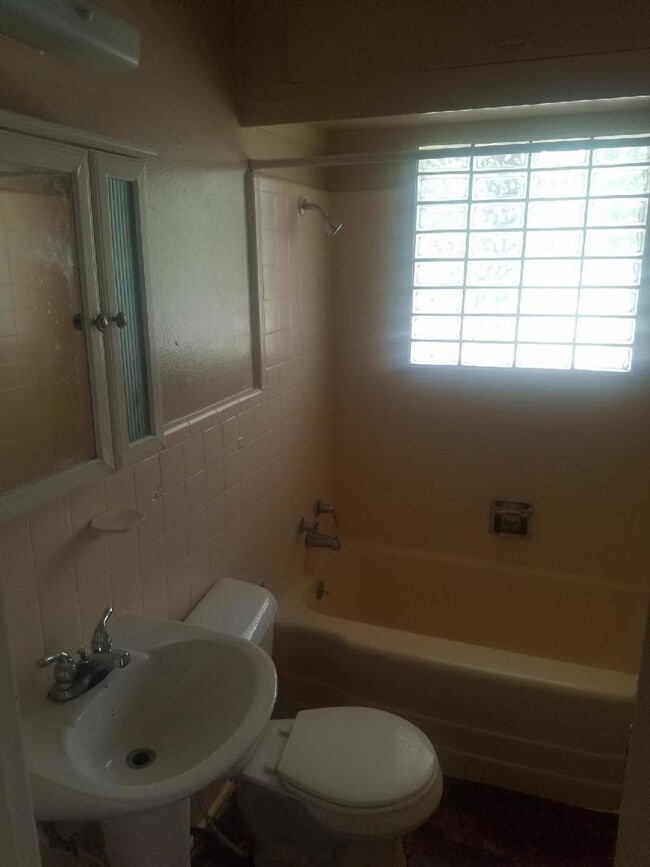 Building Photo - Single-family home Located in East Handley...