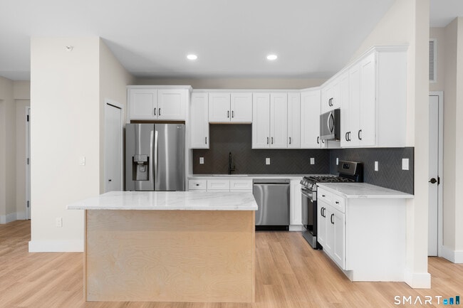 Building Photo - 937 Post Rd