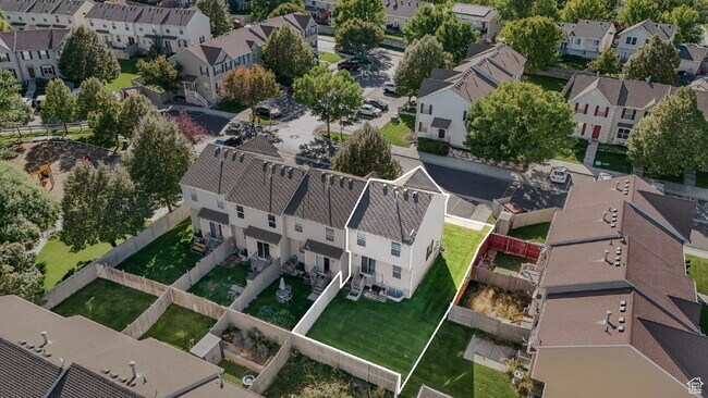 Building Photo - "Spacious 4-Bedroom Townhouse in Eagle Mou...