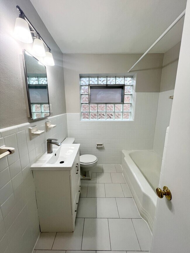 Building Photo - 5012-5014 Jamieson