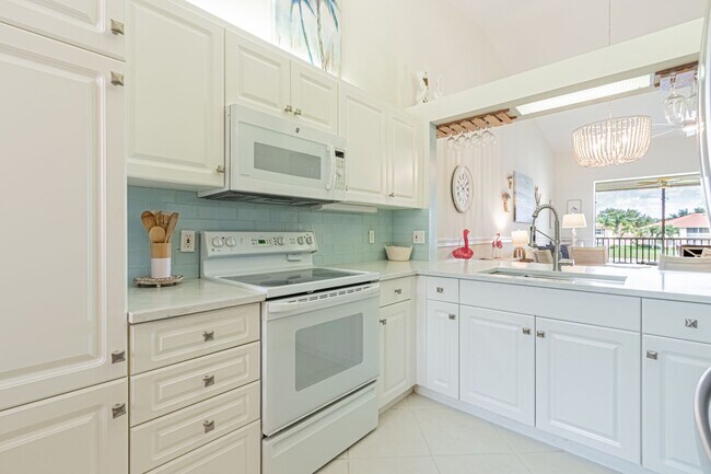 Building Photo - Spacious Lakeview Home in Resort-Style Com...