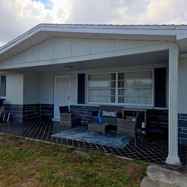 Building Photo - This gorgeous 2/1 house has been remodeled gourmet chef's kitchen, shaker cabinets, granite count...