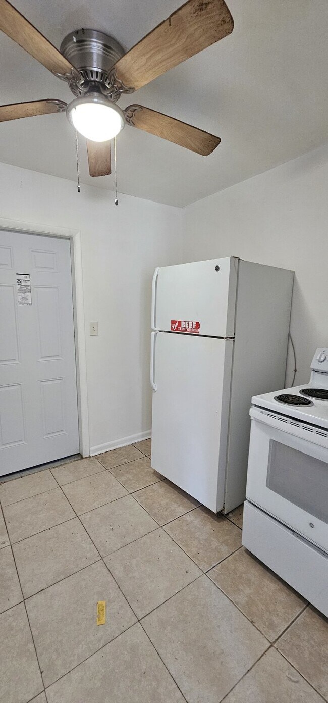 Building Photo - 2 bedroom 1 bath duplex