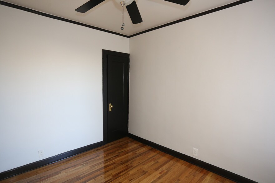 Building Photo - 846 W Montrose Ave