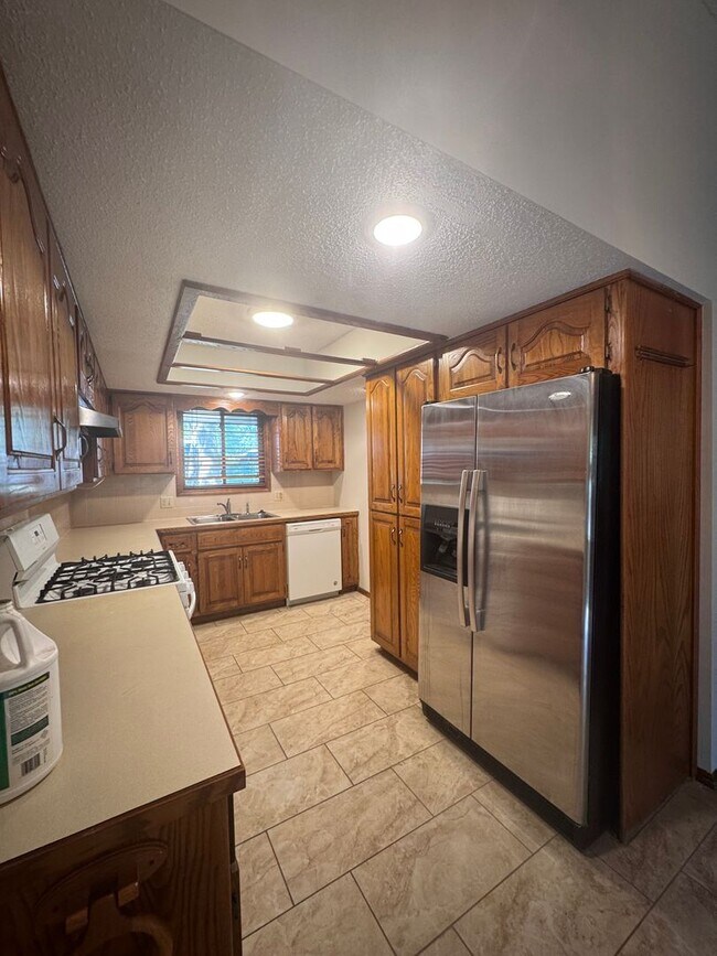 Building Photo - Spacious Home with large parklike yard