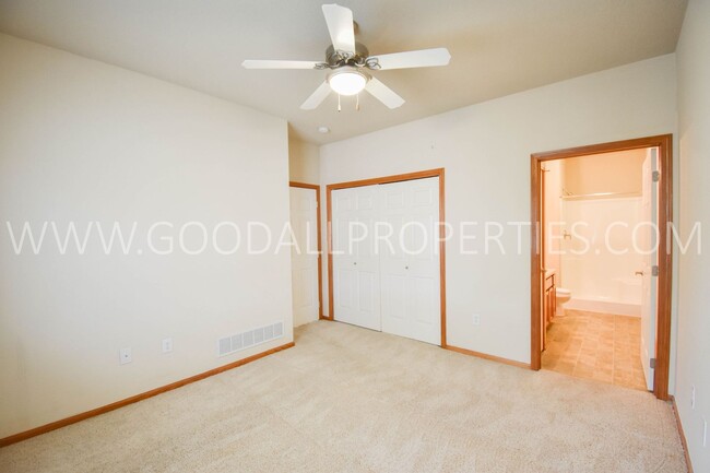 Building Photo - Ground-level condo with 2 bedrooms and 2 b...