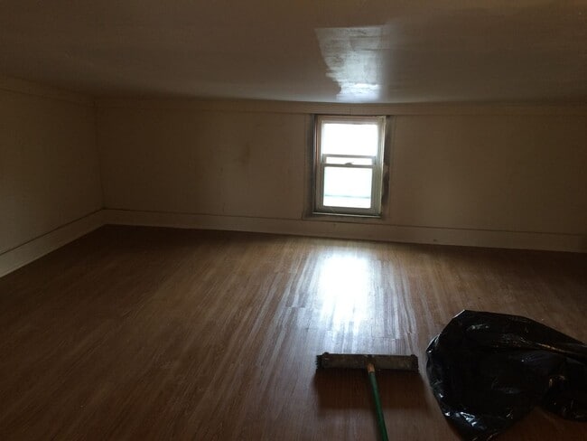 Building Photo - Three bedroom in Columbia