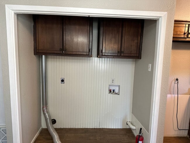 Building Photo - 2 bed 1 bath duplex!