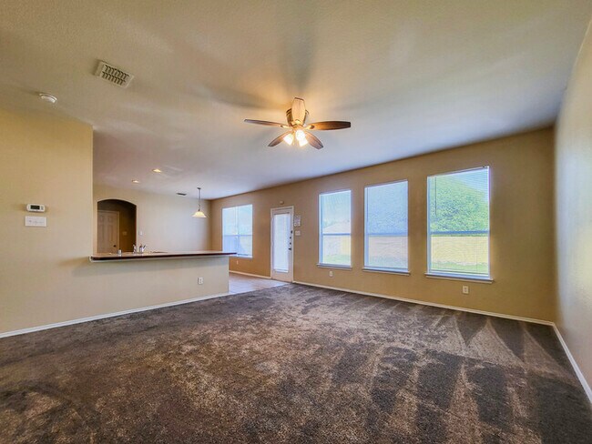 Building Photo - Huge Forney home 3/2/2