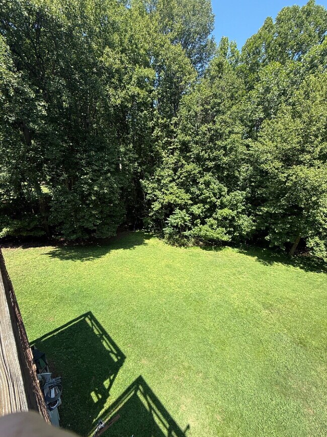 Building Photo - 2 Bedroom 1 Bathroom Apartment in Madison Heights with off street parking.