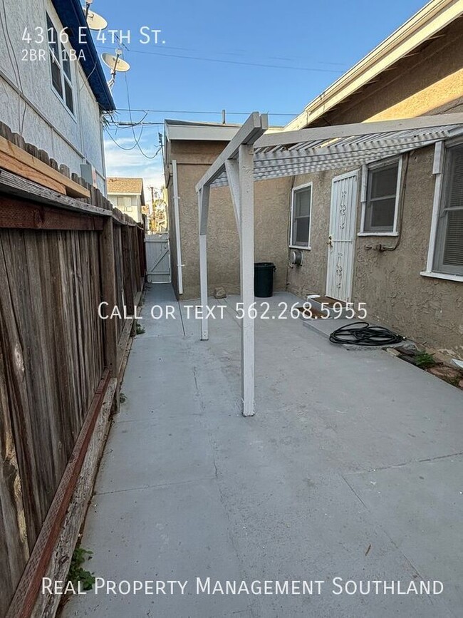 Building Photo - 2 Bedroom 1 Bath with Garage Space - Avail...