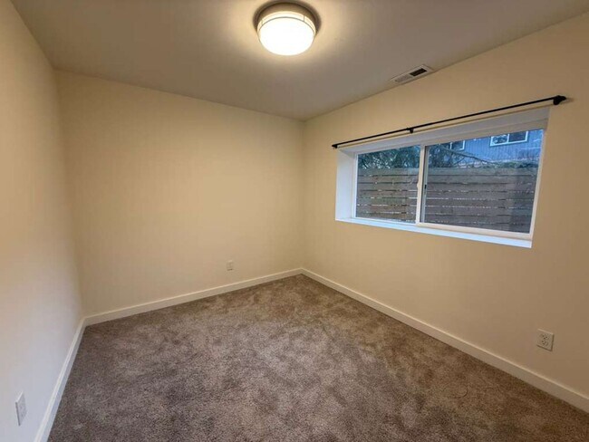 Building Photo - Stunning 4 Bed 3 Bathroom Home!