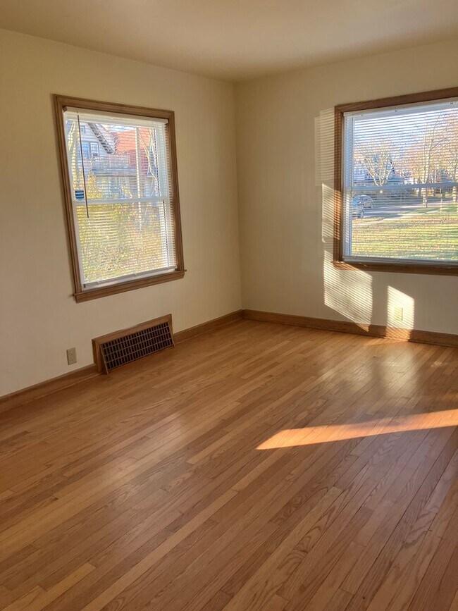 Building Photo - 2 Bedroom Single Family Home