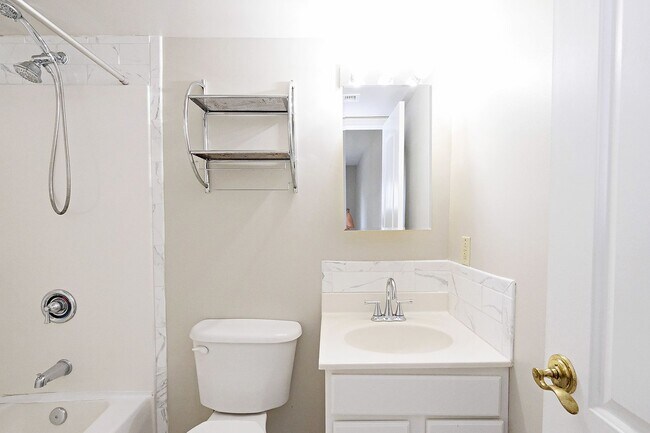 Building Photo - 1223 Villa Ln