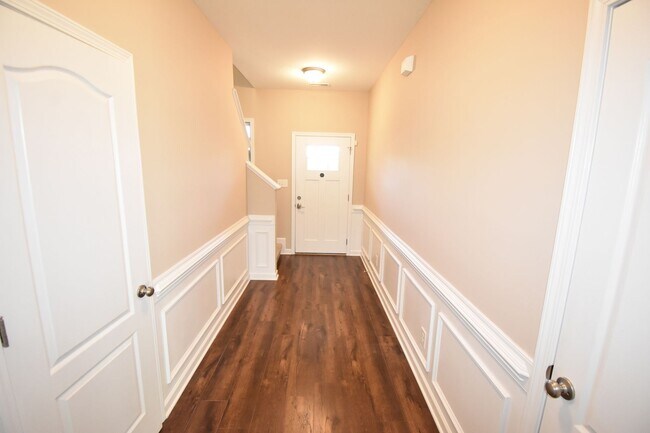 Building Photo - 4 Bedrooms and 2.5 Baths- PET CONSIDERED!