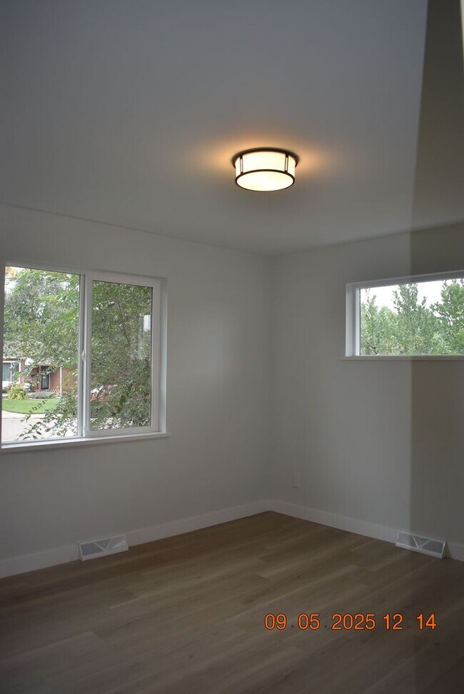 Building Photo - 4 bedroom / 3 bath / Beautifully Updated