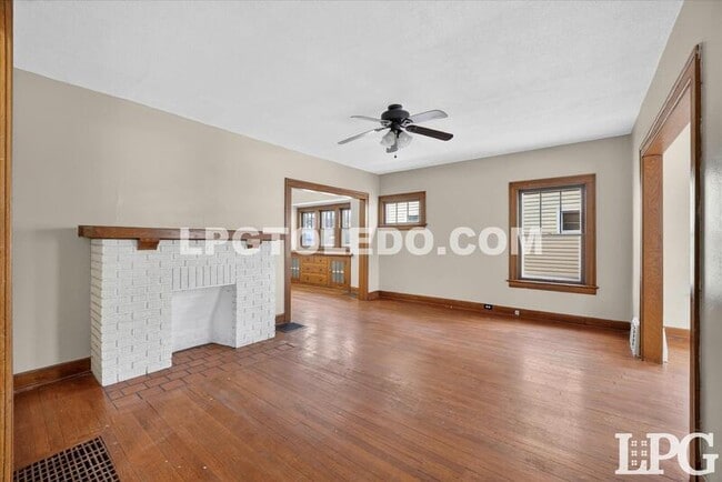 Building Photo - 4136 N Lockwood Ave