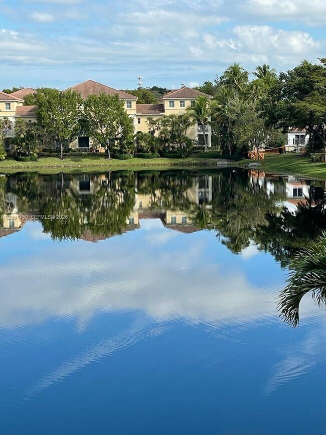 Building Photo - 250 Jacaranda Dr