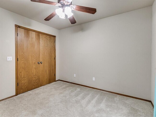 Building Photo - 1001 N Barn Hill Way