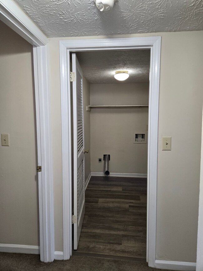 Building Photo - Camelot 2 Bedrooms. 1st Floor Apartment.  ...