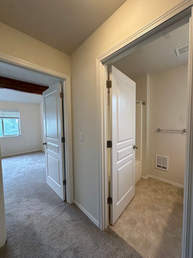 Building Photo - 25 SW Roosevelt Ave