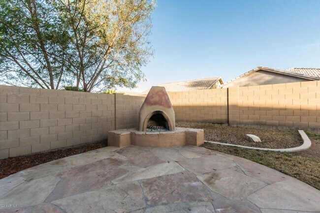 Building Photo - Charming 5 Bed 3 bath Home in Avondale