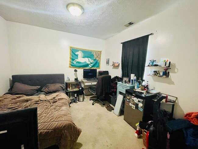 Building Photo - 2 Bedroom Duplex within walking distance o...