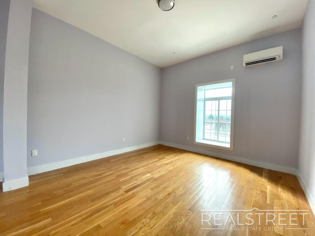 Building Photo - LUXURY PENTHOUSE 2 BR Loft WITH PRIVATE ROOF DECK in Queens! + 1 MONTH FREE!