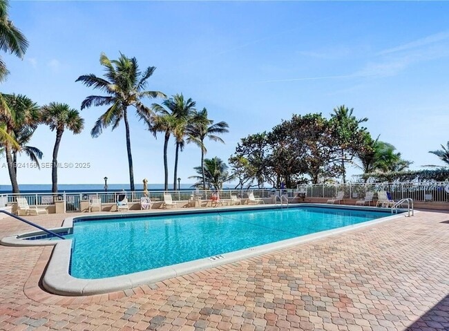 Building Photo - 1050 Hillsboro Mile