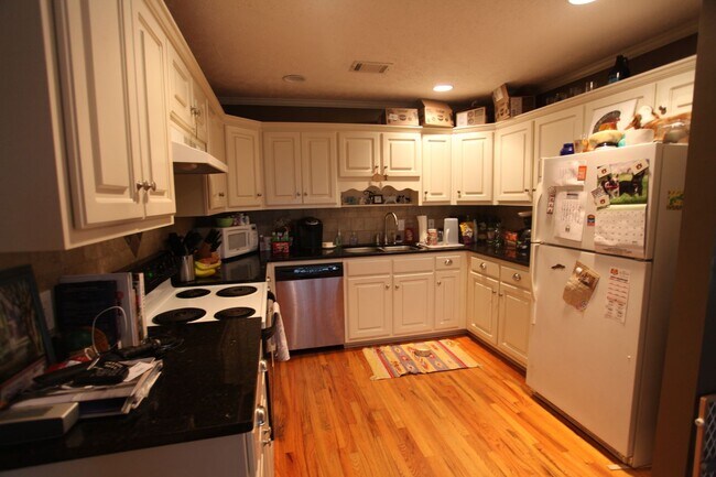 Building Photo - 3 Bedroom/ 2 Bathroom Home!