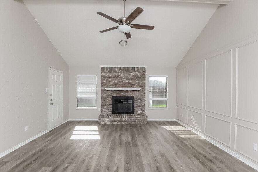 Building Photo - 2609 S Meadow Dr