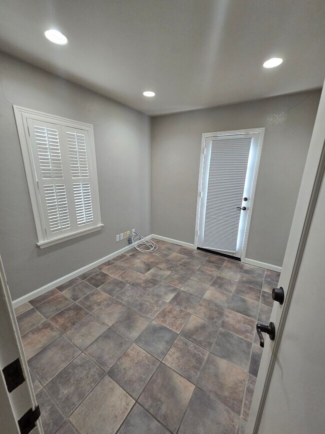 Building Photo - Cute 2 Bedroom Home in the College Neighbo...
