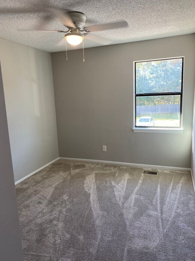 Building Photo - Cozy 3-Bedroom Townhome Close to Base and Shopping
