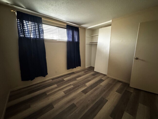 Building Photo - Charming and spacious Needles HOME