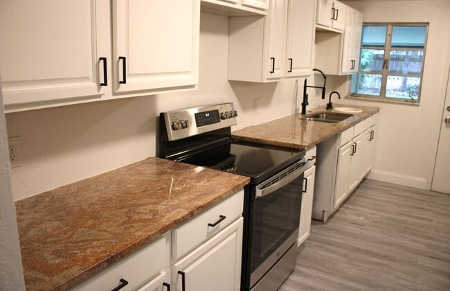 Building Photo - Spacious 4 Bedrooms and 2.5 bath FULLY REN...