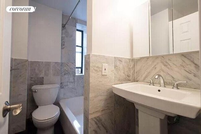 Building Photo - 373 S 4th St