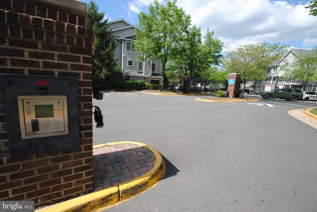 Building Photo - 12823 Fair Briar Ln