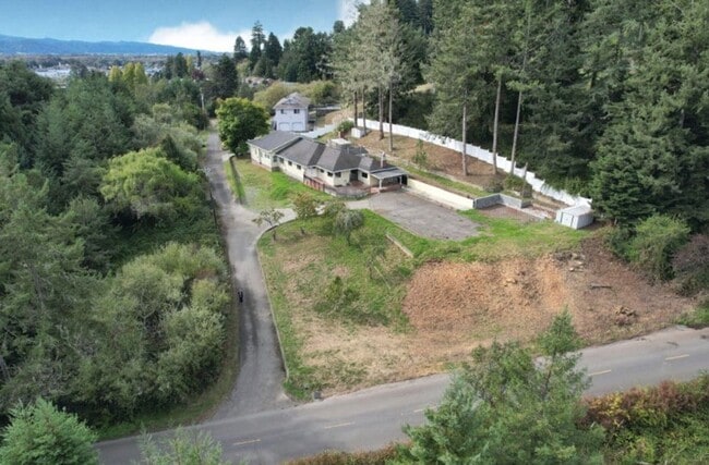 Building Photo - Spacious 4-Bedroom Home with Stunning Hilltop Views in Fortuna, CA