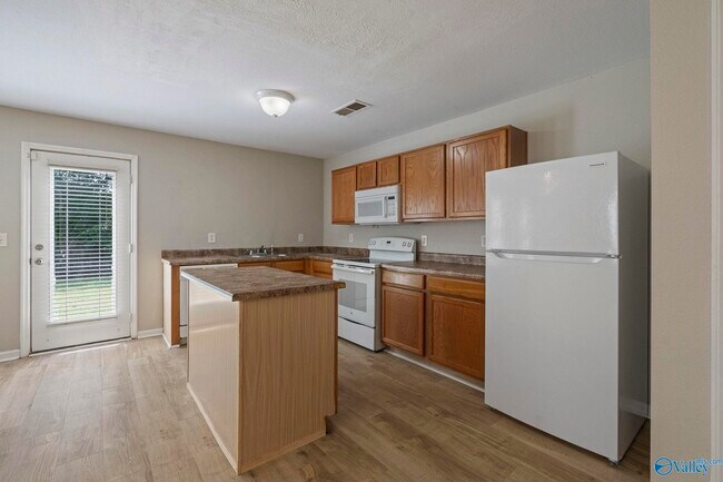 Building Photo - 102 Whitestone Dr NE