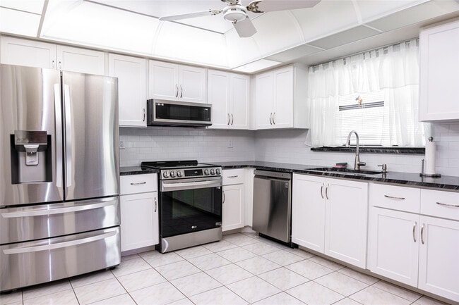 Building Photo - 9870 Pecan Tree Dr