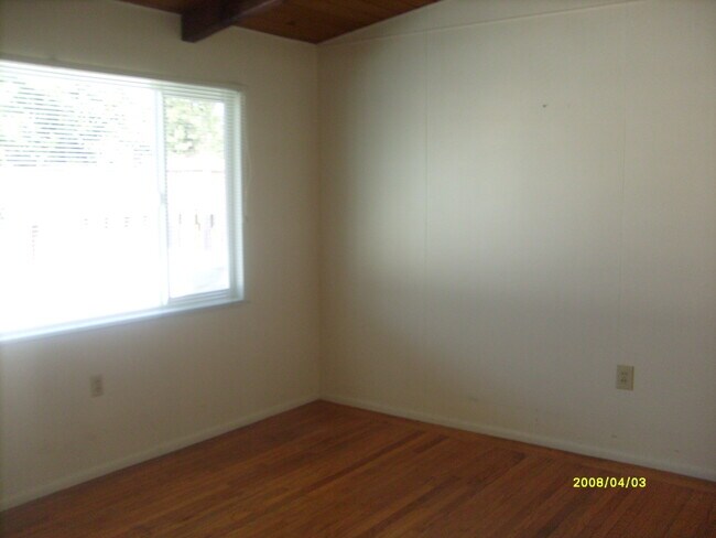Building Photo - Quaint, single level duplex with one car garage
