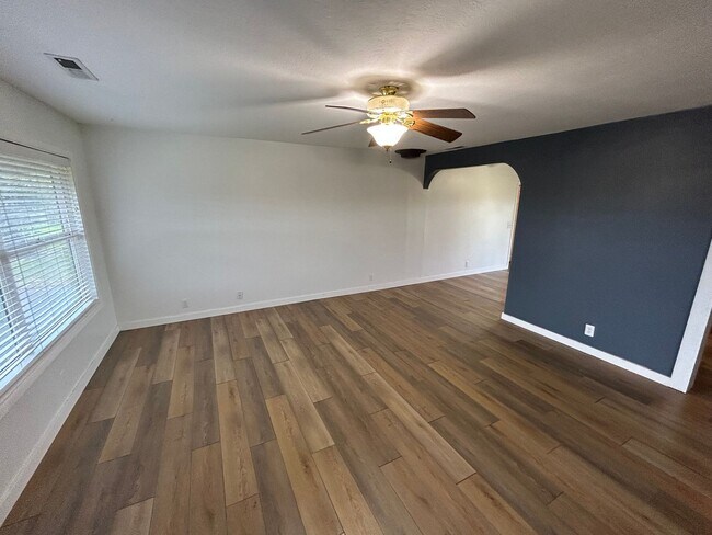Building Photo - Newly Renovated 3 bed, 1.5 bath on Acreage...